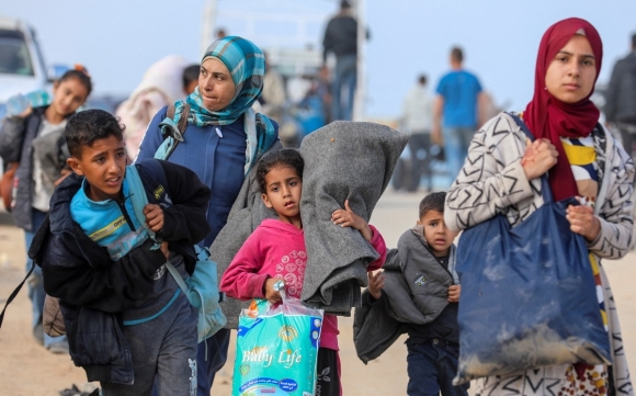 지난 15일 난민이 된 팔레스타인 여성과 어린이들이 가자지구 북부의 집으로 돌아가기 위해 길을 나서고 있다. 로이터 연합뉴스