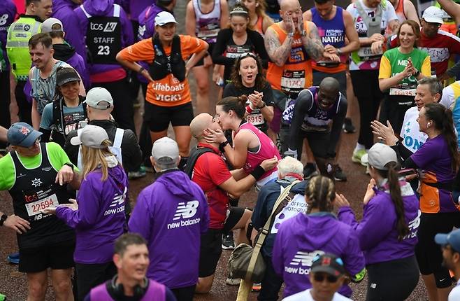 2023년 4월23일 열린 런던 마라톤에서 한 커플이 프로포즈를 하고 있는 장면. 게티이미지