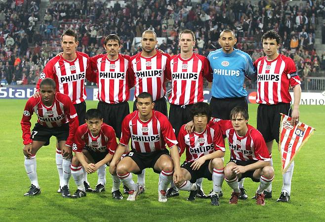 AC밀란과의 2004~2005시즌 챔피언스리그 4강 2차전 경기를 앞두고 단체사진 촬영하는 에인트호번 선수들.  아래줄 왼쪽 두 번째에 있는 이영표와 오른쪽 두 번째에 있는 박지성.   게티이미지코리아