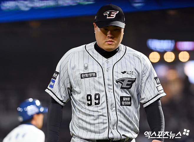 류현진은 17일 창원 NC파크에서 열린 '2024 신한 SOL Bank KBO 리그' NC 다이노스와 주중 3연전 2차전에서 선발 등판. 7이닝 3실점했지만, KBO 통산 100승 기회를 다음으로 미뤄야 했다. 창원, 고아라 기자