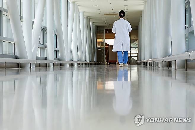 의사들은 어디로 (서울=연합뉴스) 서대연 기자 = 의과대학 정원 증원안을 둘러싼 정부와 의료계의 갈등이 계속되는 가운데 17일 서울 시내 한 대형병원에서 한 의료관계자가 이동하고 있다. 2024.4.17 dwise@yna.co.kr
