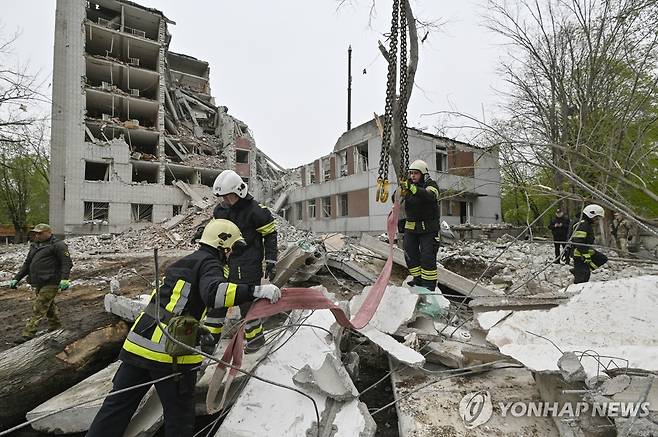 러시아 공습으로 무너진 우크라이나 북부 도시 건물  (체르니히우 EPA=연합뉴스) 17일(현지시간) 우크라이나 북부 도시 체르니히우를 겨냥한 러시아의 공습으로 무너진 건물 모습. 이날 공습으로 최소 17명이 숨지고 60여명이 다쳤다고 현지 당국은 밝혔다. 2024.4.18
