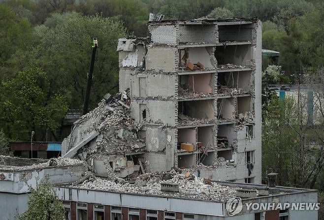 러시아 공습으로 파괴된 건물 (체르니히우 로이터=연합뉴스) 17일(현지시간) 우크라이나 북부 도시 체르니히우를 겨냥한 러시아의 공습으로 17명이 숨지고 60여명이 다쳤으며ㅓ 건물 10여채가 파괴됐다. 사진은 공습으로 파괴된 건물 모습. 2024.4.18