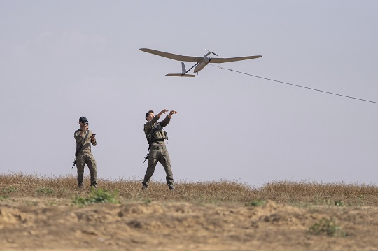 15일(현지시각) 이스라엘 군인들이 이스라엘 남부 가자지구 국경 인근에서 드론을 띄우고 있다. 사진=AP/뉴시스