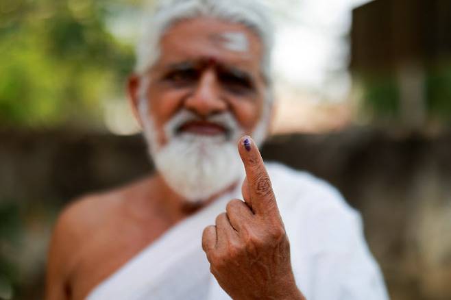 19일(현지시간) 인도 타밀나두주 티루반나말라이의 총선 1차 투표소에서 비슈누 나라얀 사바히트 힌두교 성직자가 투표를 마친 후 잉크로 표시한 손가락을 보여주고 있다. (사진=로이터)