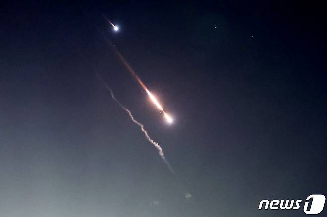 Objects are seen in the sky above Jerusalem after Iran launched drones and missiles towards Israel, in Jerusalem ⓒ 로이터=뉴스1 ⓒ News1 이종덕 기자