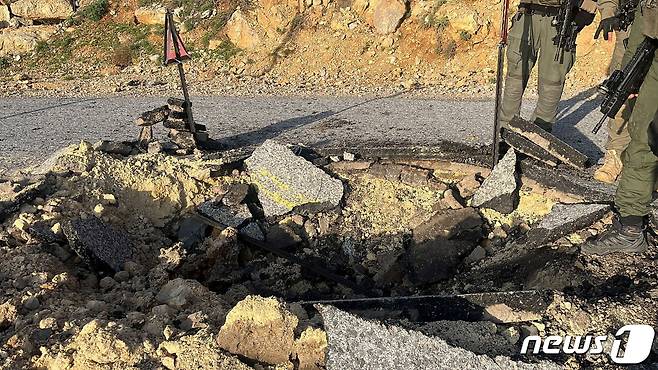 이란의 공습으로 14일(현지시간) 이스라엘 헤르몬 지역의 도로가 손상된 모습. 2024.04.14 ⓒ 로이터=뉴스1 ⓒ News1 정지윤 기자