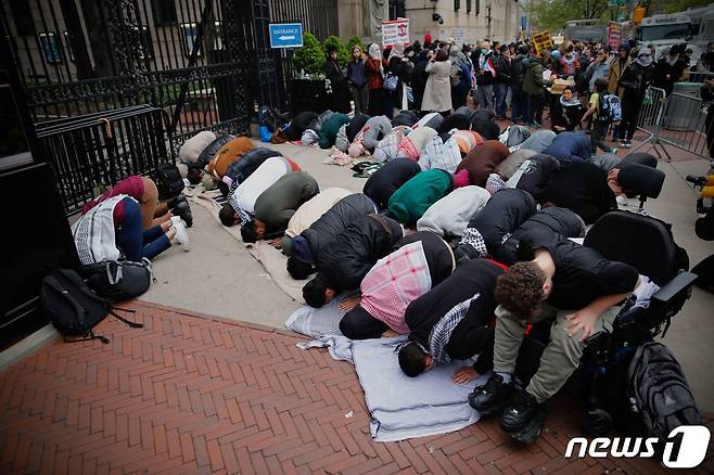 18일(현지시간) 미국 뉴욕 컬럼비아대 앞에서 시위대가 기도를 하고 있다. 2024.04.18 ⓒ AFP=뉴스1 ⓒ News1 정지윤 기자