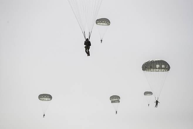 한미 특전대원들이 지난 18일, 오산비행장에서 연합공중침투훈련 간 강하를 실시하고 있다(육군 제공)