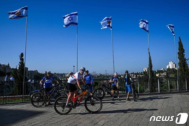 19일(현지시간) 이스라엘 예루살렘 거리에 이스라엘 국기가 걸려 있다. 2024.04.19 ⓒ AFP=뉴스1 ⓒ News1 정지윤 기자