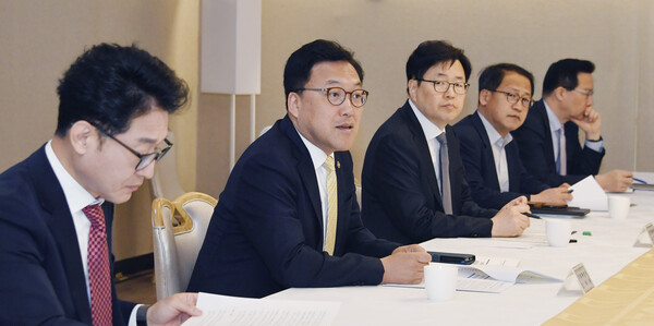 김병환 기획재정부 차관(왼쪽에서 두 번째)이 19일 오전 서울 종로구 정부서울청사에서 열린 '제18차 물가관계차관회의'에서 모두발언을 하고 있다. ⓒ기획재정부