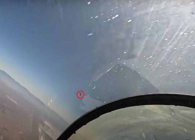 근접전 당시 인간이 몬 F-16 전투기 조종석에서 본  당시 AI의 전투기 위치(빨간 원)/미 공군 DARPA