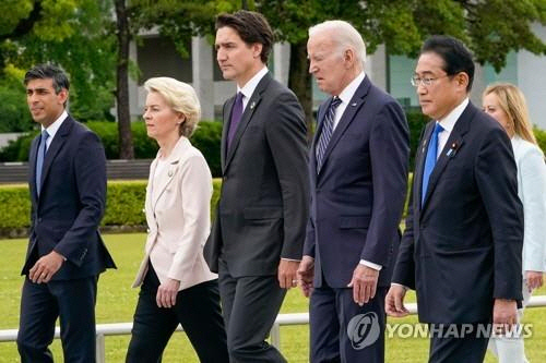 지난해 히로시마 평화기념공원 방문한 G7 정상들. 사진 연합뉴스