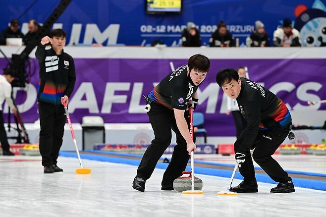 정진웅(가운데)과 김덕순(오른쪽)이 지난 3월 열린 에르주룸겨울데플림픽 남자 단체전에서 경기하는 모습. 왼쪽은 정재원. 한국농아인스포츠연맹 제공