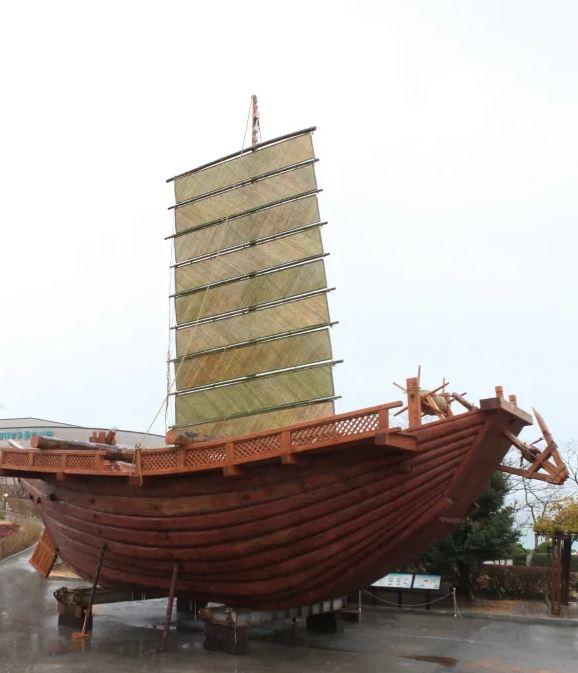 국립해양문화재연구소가 실물 크기로 복원한 고려시대 조운선 마도 1호선. 이 배는 2010년 수중 발굴됐다. 1208년 전남 해안에서 출발해 개경으로 가던 중 충남 태안의 마도 해역에서 침몰했다. 이 배에선 게젓 항아리도 발견됐다. 이두보는 '동국이상국집'에 게를 예찬한 시를 썼다. 국립해양문화재연구소 제공