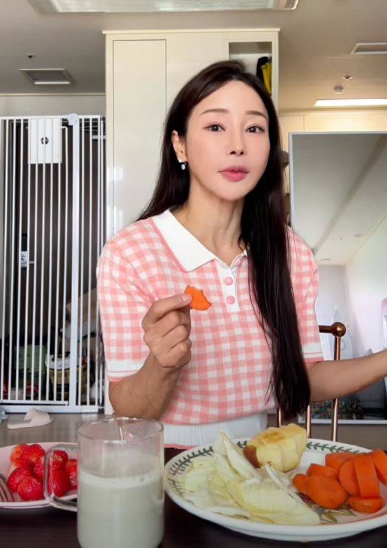 가수 미나(53)가 자신만의 아침 식단 영상을 공개했다./사진=유튜브 채널 ‘Feelme 필미커플’ 캡처