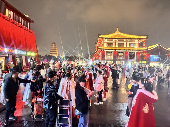 지난달 23일 밤 시안시 대당불야성에 당나라 전통복장 사진을 촬영하는 중국인이 가득하다. 신경진 특파원