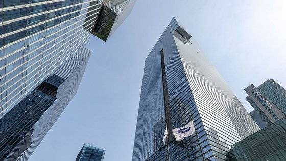 삼성그룹이 계열사 임원에 한해 이르면 이번주부터 주 6일 근무제를 시행한다. 사진은 서울 서초구 삼성전자 서초사옥의 모습. 연합뉴스