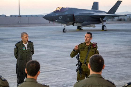 지난 15일 이스라엘 남부 네바팀 공군기지에서 헤르지 할레비 이스라엘 육군참모총장이 군 장교들에게 연설하고 있다. 할레비 총장 뒤편에 F-35 스텔스 전투기가 보인다. AFP=연합뉴스