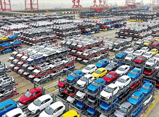 < 유럽 가는 중국산 전기차 ‘산더미’ > 지난 16일 중국 동부 장쑤성 쑤저우의 타이창항 국제 컨테이너 터미널에서 수출용 전기차들이 선적을 기다리고 있다. 미국 유럽 등 주요 국가는 전기차, 태양광 패널, 배터리 등 중국의 ‘저가 밀어내기 수출’에 맞서 보복 관세 등 보호무역 조치를 취하고 있다. /AFP연합뉴스