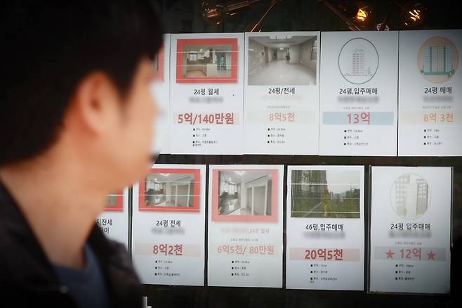 서울 시내 한 부동산에 붙은 매매 및 전세 관련 안내문. 사진=연합뉴스