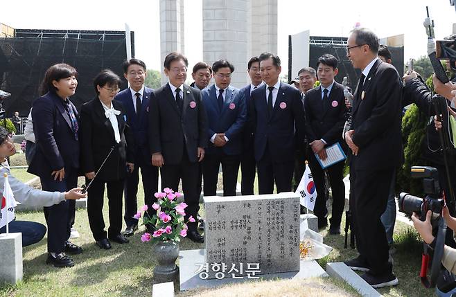 이재명 더불어민주당 대표와 지도부가 19일 서울 강북구 국립 4·19민주묘지에서 열린 제64주년 4·19혁명 기념식을 마친 뒤 묘역을 돌며 유족을 위로하고 있다. 권도현 기자