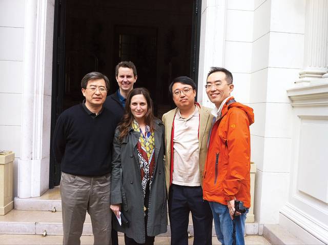 권오식(왼쪽) 보국에너텍 부회장은 현대건설 재직 시절 베네수엘라에서 1조4000억원 규모의 정유공장 공사를 계약했다. 그가 당시 해외 금융을 승인한 스위스 은행인 ‘크레딧스위스’ 관계자들과 기념 촬영을 하는 모습.