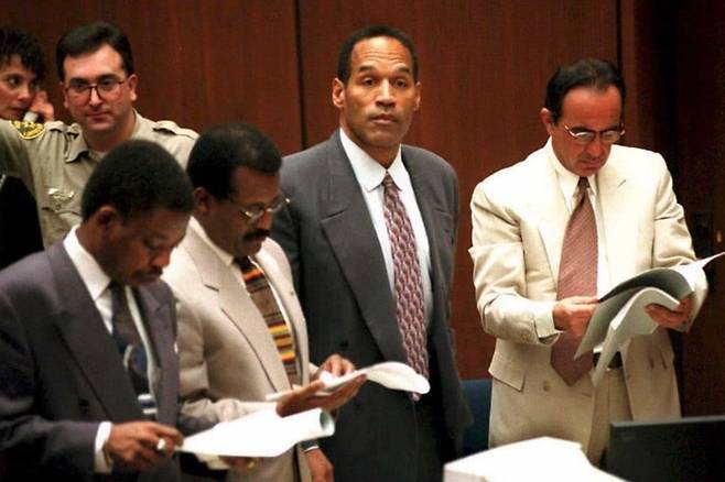 재판장에서의 OJ심슨(오른쪽 두번째)과 그의 변호인단<출처-GettyImages>