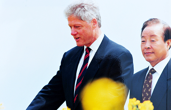 1996년 제주에서 열린 한미정상담회에서 김영삼 전 대통령과 빌 클린턴 미국 전 대통령이 유채꽃밭에서 환담하는 모습.[제주도]