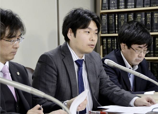 소송 제기 후 기자회견을 하고 있는 나카자와 유이치 변호사(가운데)=도쿄 가스미가세키 사법 프레스 클럽