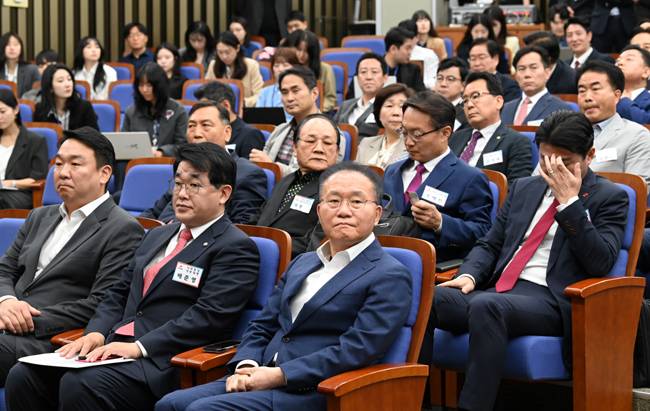 19일 오전 국회에서 열린 국민의힘 원외조직위원장간담회에 참석한 윤재옥(앞줄 오른쪽)원내대표를 비롯한 참석자들이 굳은 표정으로 간담회 시작을 기다리고 있다. 곽성호 기자