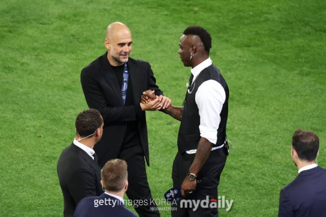 객원 방송인으로 과르디올라와 만난 발로텔리./게티이미지코리아