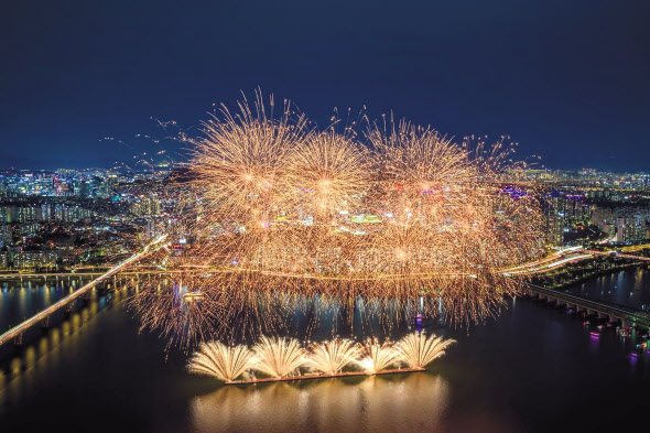 지난해 열린 한화와 함께하는 ‘서울세계불꽃축제 2023’의 불꽃 공연 모습 [한화 제공]