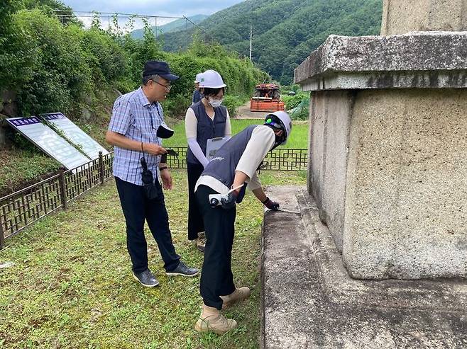 [서울=뉴시스] 국가유산돌봄 전문관 석조유산 모니터링 및 보존관리 상담 (사진=문화재청 제공) 2024.04.19. photo@newsis.com *재판매 및 DB 금지