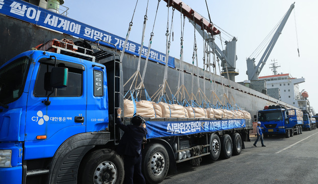 농림축산식품부가 17일 전북 군산항에서 식량원조용 쌀 출항식을 열었다. 다음달 3일 방글라데시로 보낼 쌀을 배에 싣고 있는 모습. 농림축산식품부