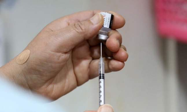 서울 시내 한 동네 병·의원에서 의료진이 예방접종을 준비하고 있다. 뉴시스