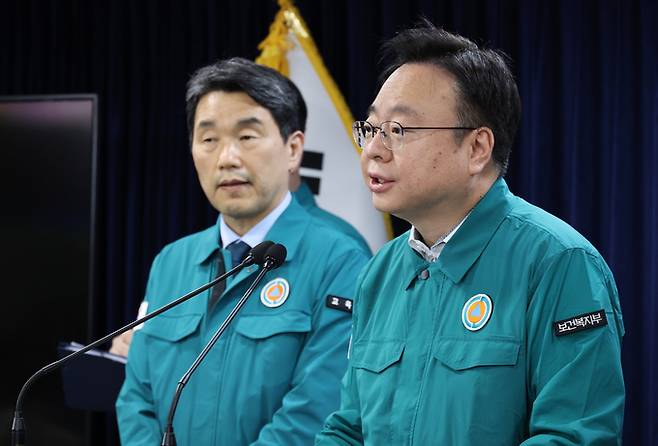 조규홍 보건복지부 장관이 19일 오후 서울 종로구 정부서울청사에서 열린 의과대학 증원관련 특별 브리핑에 참석해 질의응답하고 있다. 연합뉴스