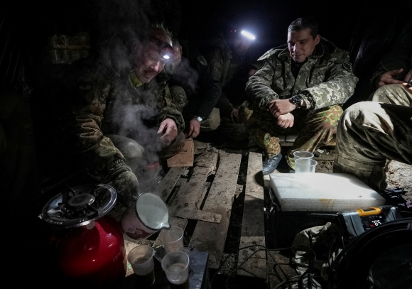 우크라이나 군인들 - 2024년 2월 22일(현지시간) 우크라이나 도네츠크 지역의 차시우 야르 마을 근처에서 러시아의 우크라이나 공격 속에 우크라이나 93여단 소속 군인들이 전선의 한 참호 안에서 휴식을 취하고 있다. / 사진=로이터 연합뉴스