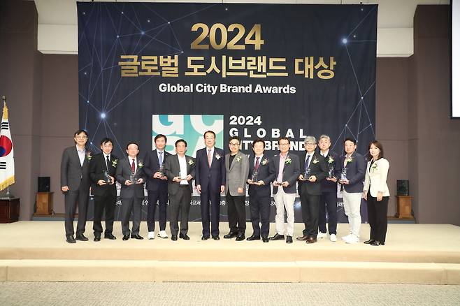 4월17일 한국프레스센터 국제회의장에서 열린 '2024 글로벌 도시브랜드 대상' 시상식에서 수상자들이 기념사진을 찍고 있다. ⓒ시사저널 임준선