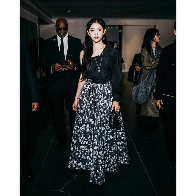 패션 브랜드 홍보대사로 지난 16일 열린 쇼에 참석한 뉴진스 멤버 해린. 사진 디올