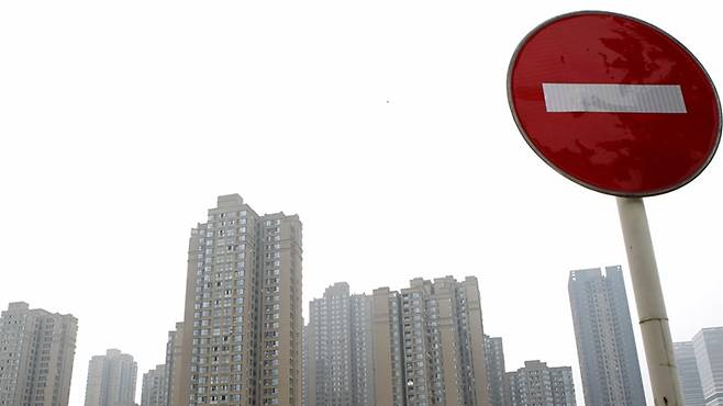 중국 정부가 화이트리스트 기준을 충족하는 부동산 기업에 적극적인 대출 지원을 약속했다.[사진=뉴시스]