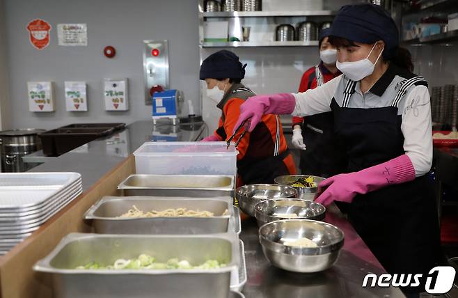 광주 서구 양동전통시장 내 위치한 양동천원국시에서 노인 일자리 참여자들이 국수를 만들고 있다. ⓒ News1 이수민 기자