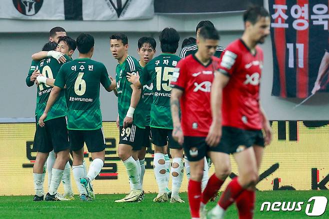 20일 오후 서울 마포구 월드컵경기장에서 열린 '프로축구 하나은행 K리그1 2024 8라운드' FC 서울과 전북 현대 모터스의 경기 전반전, 전북 이영재가 팀의 두번째 골을 넣은 뒤 송민규와 포옹하고 있다. 2024.4.20/뉴스1 ⓒ News1 안은나 기자