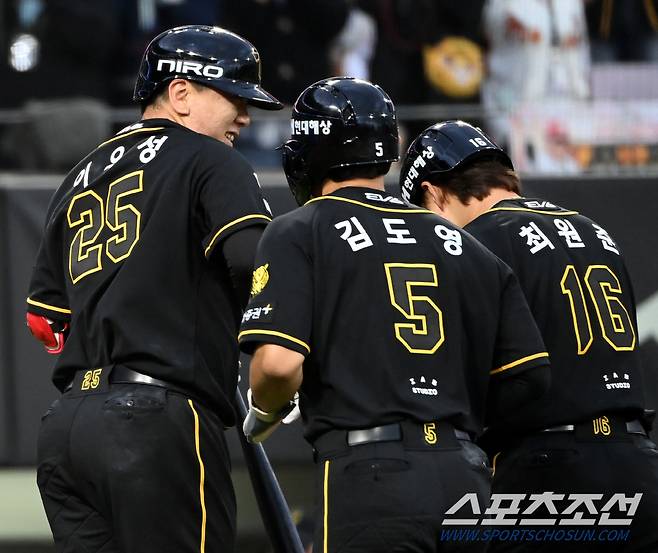 20일 광주KIA챔피언스필드에서 열린 NC와 KIA의 경기, 5회말 1사 1,3루 KIA 이우성이 3점홈런을 치고 선행주자 김도영, 최원준과 기쁨을 나누고 있다. 광주=허상욱 기자wook@sportschosun.com/2024.04.20/