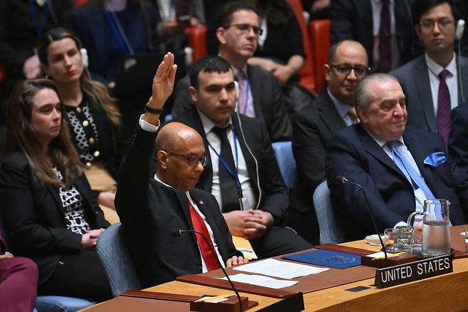18일 미국 뉴욕 유엔본부에서 열린 안보리 회의에서 미국은 팔레스타인의 정회원국 가입에 대해 거부권을 행사했다. 사진은 로버트 우드(가운데) 유엔 주재 미국 차석대사./AFP 연합뉴스