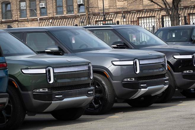 미국 전기차 스타트업 리비안이 만든 자동차가 줄지어 서있다. / AFP 연합뉴스