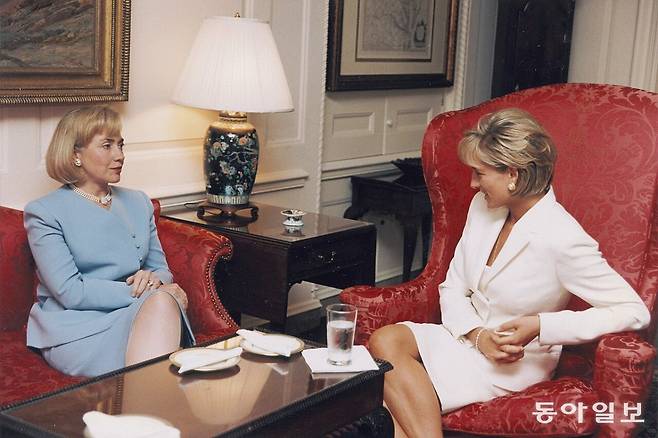 다이애나 왕세자비(오른쪽)가 이혼 후 미국을 방문해 퍼스트레이디 힐러리 클린턴 여사와 대화하는 모습. 위키피디아