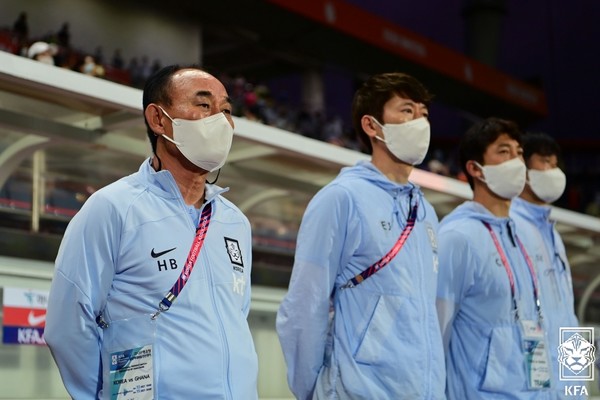 김학범 당시 올림픽 대표팀 감독(왼쪽)과 김은중 코치(가운데 왼쪽). 대한축구협회 제공