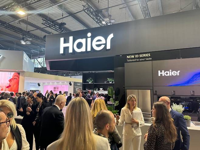 지난 16일(현지시간) 이탈리아 밀라노에서 열린 세계 최대 디자인 전시회 ‘밀라노 디자인위크’ 내 가전 가구 전시회 ‘유로쿠치나’에 설치된 하이얼 부스에 관람객이 붐비고 있다.