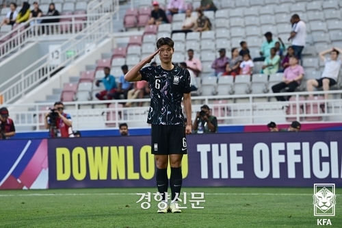 이영준이 지난 19일 치러진 2024 파리 올림픽 남자축구 아시아 최종예선에서 골을 넣은 뒤 거수 경례를 하고 있다. 대한축구협회 제공